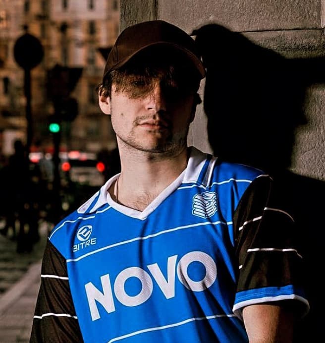 Ritratto di Xazyy con la maglia NOVO