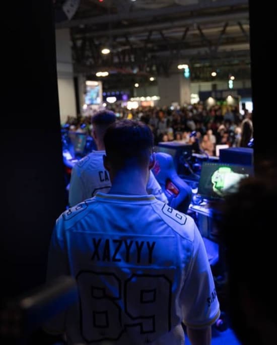 Xazyy con la maglia numero 69 in sala di gioco