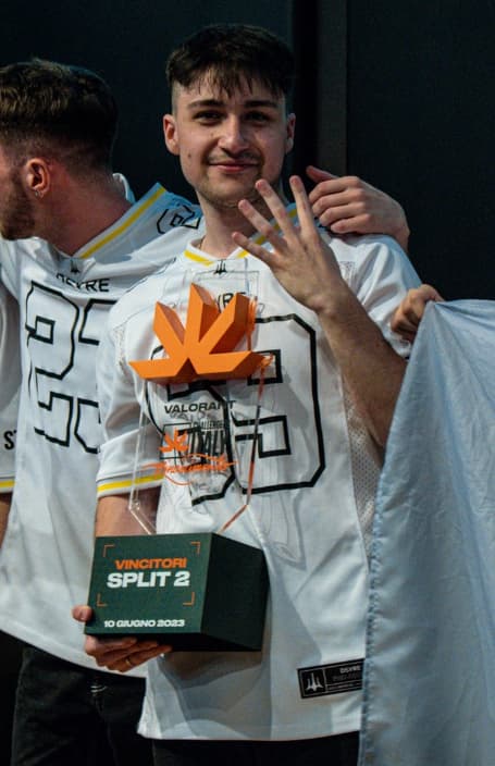 Xazyy con il trofeo dei vincitori dello Split 2